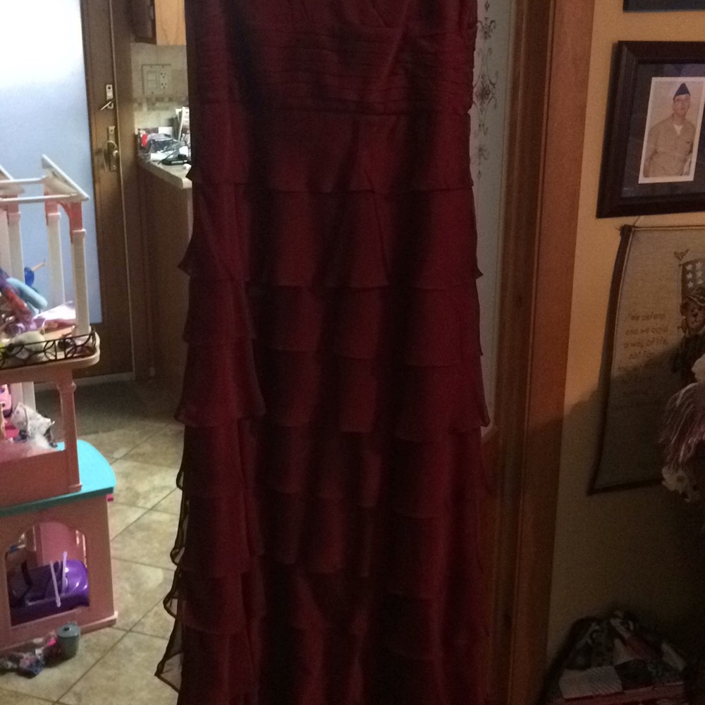 Full length  dress size 18 fits more like a 16 - Picture 2 of 3